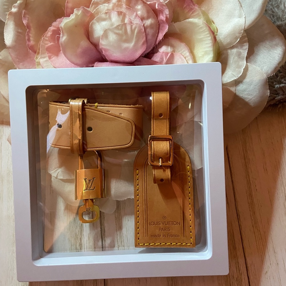 COPY - COPY - Louis Vuitton Vachetta Luggage Tag and Poignet Set with Lock and … - Picture 3 of 5